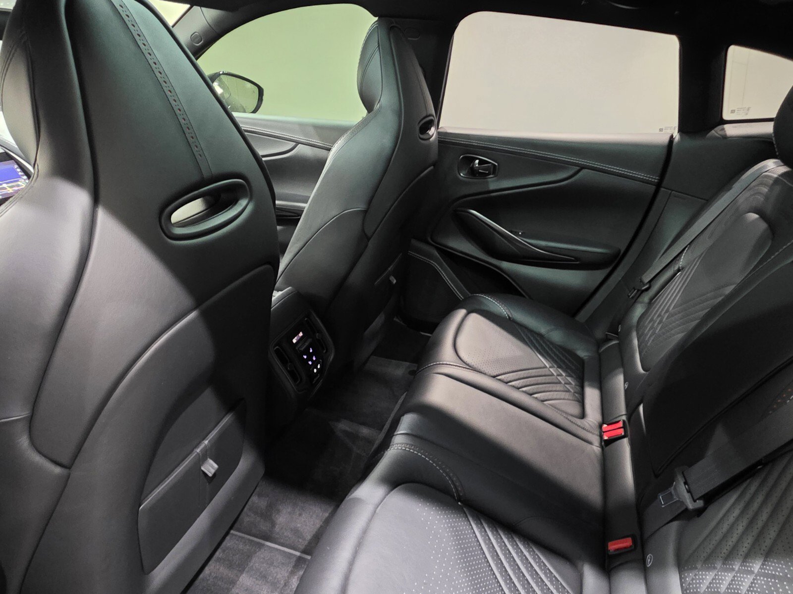 Used 2021 Aston Martin DBX image 19