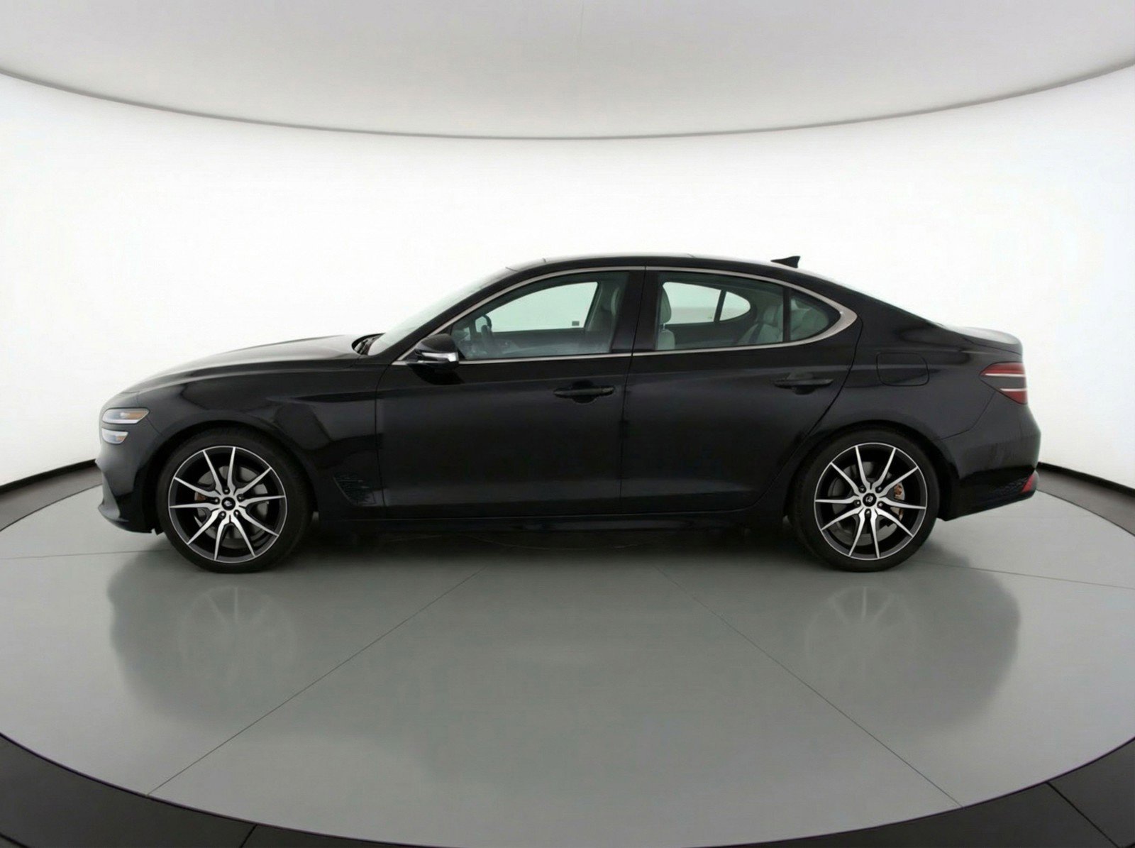 Used 2025 Genesis G70 2.5T image 5