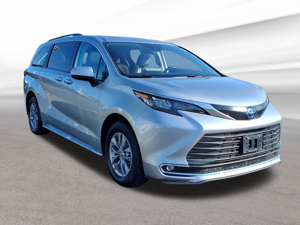 Used 2024 Toyota Sienna XLE FWD image 8