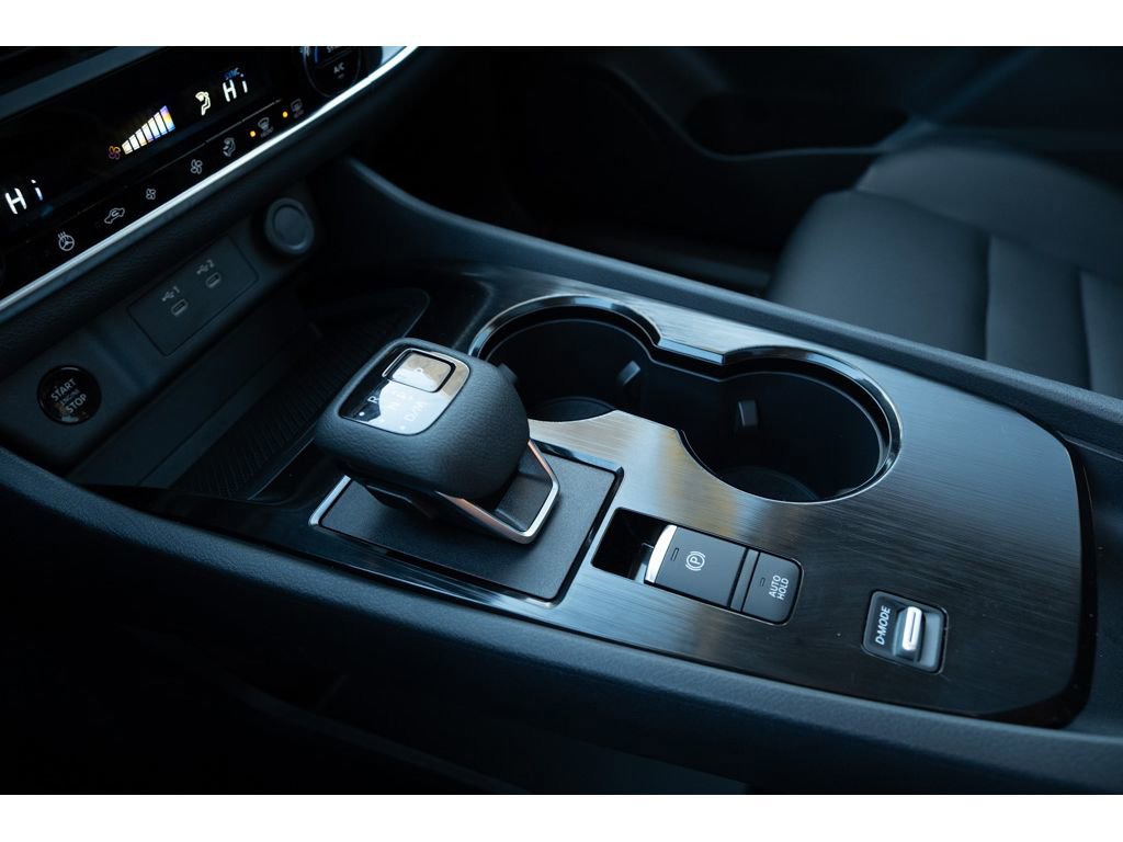 Used 2025 Nissan Rogue SV w/ SV Premium Package image 24