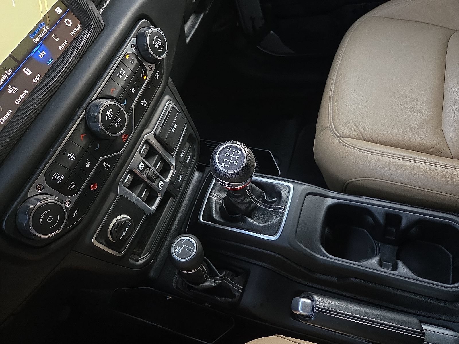 Used 2018 Jeep Wrangler Unlimited Sahara AWD/4WD image 25
