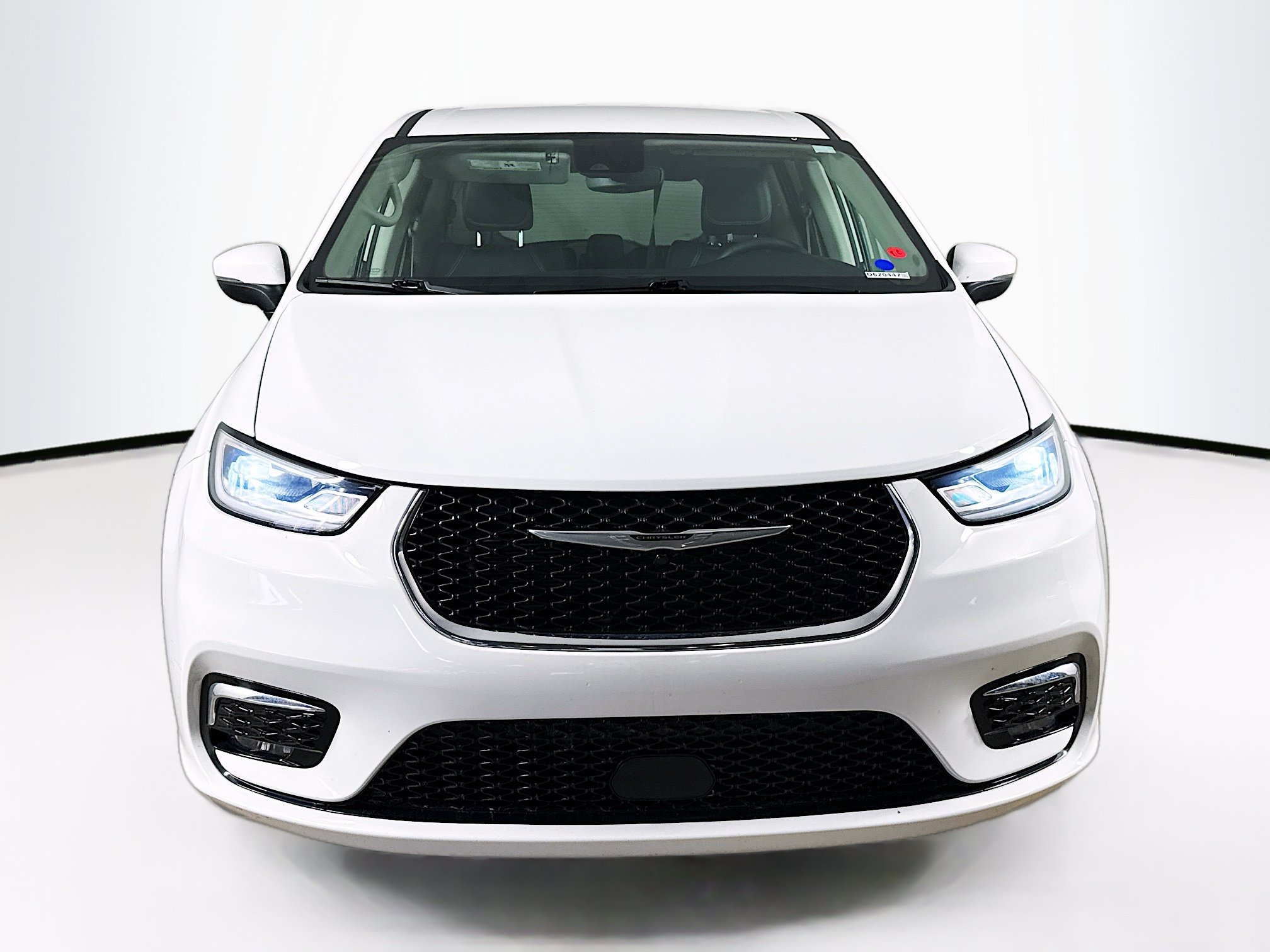 Used 2023 Chrysler Pacifica Touring-L FWD image 3