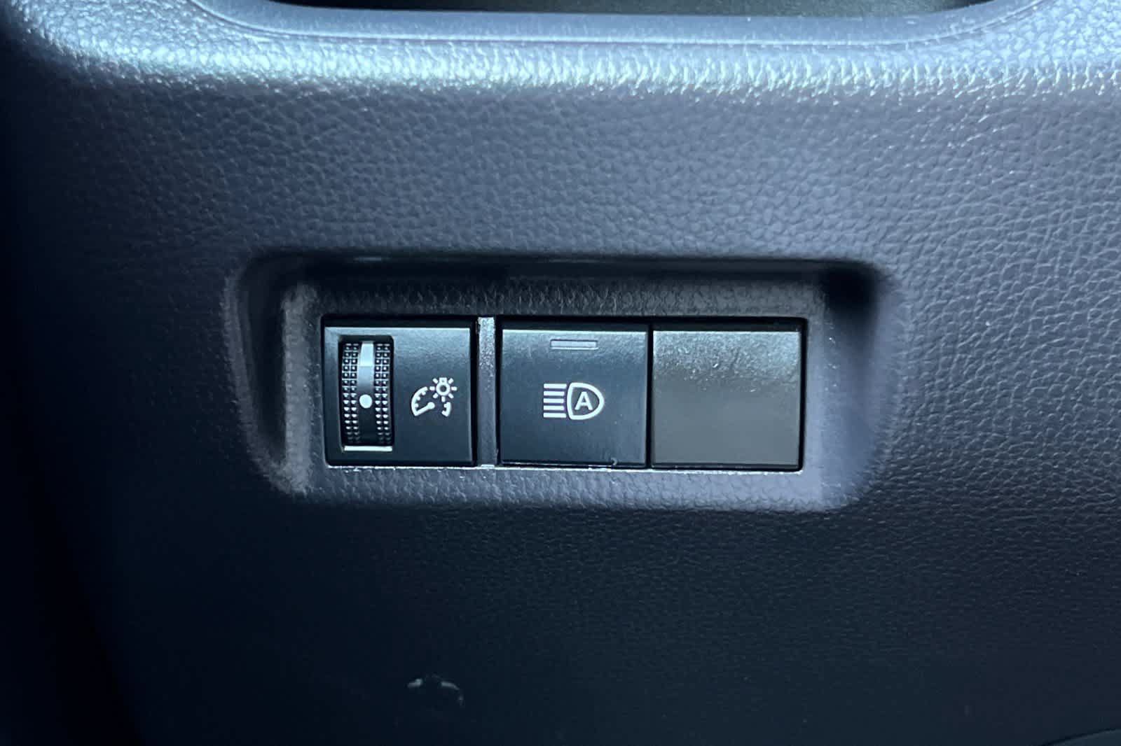 Used 2025 Toyota RAV4 XLE FWD image 30