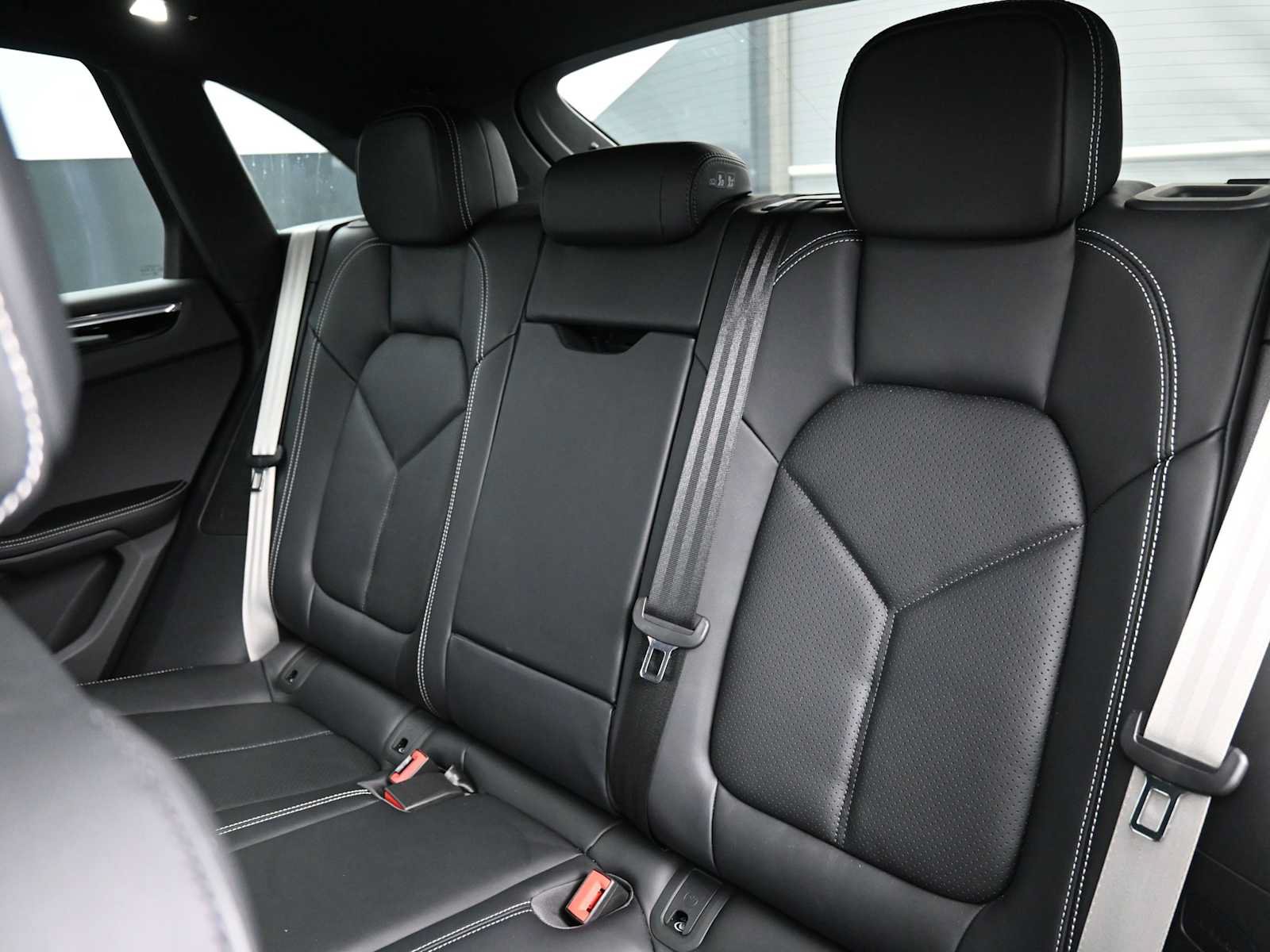 Certified 2025 Porsche Macan Turbo AWD/4WD image 6
