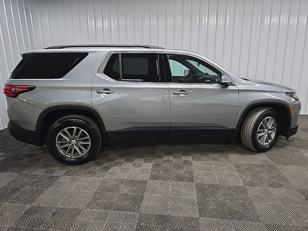 Used 2023 Chevrolet Traverse LT image 2
