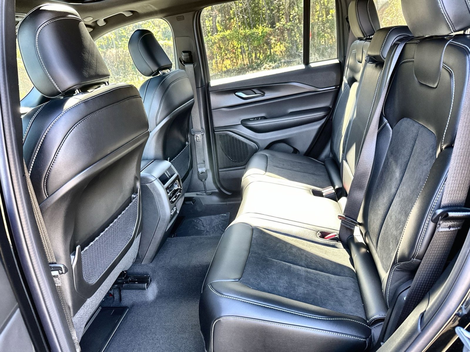 New 2025 Jeep Grand Cherokee Laredo image 23