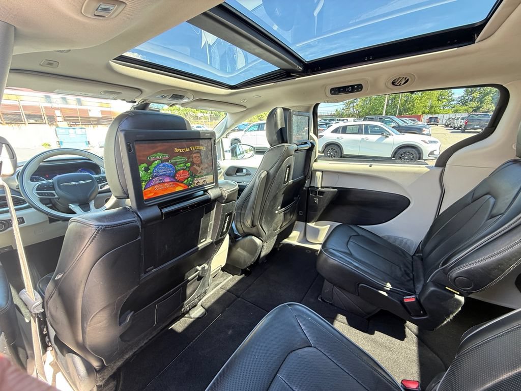 Used 2018 Chrysler Pacifica Limited w/ Tire & Wheel Group FWD image 26