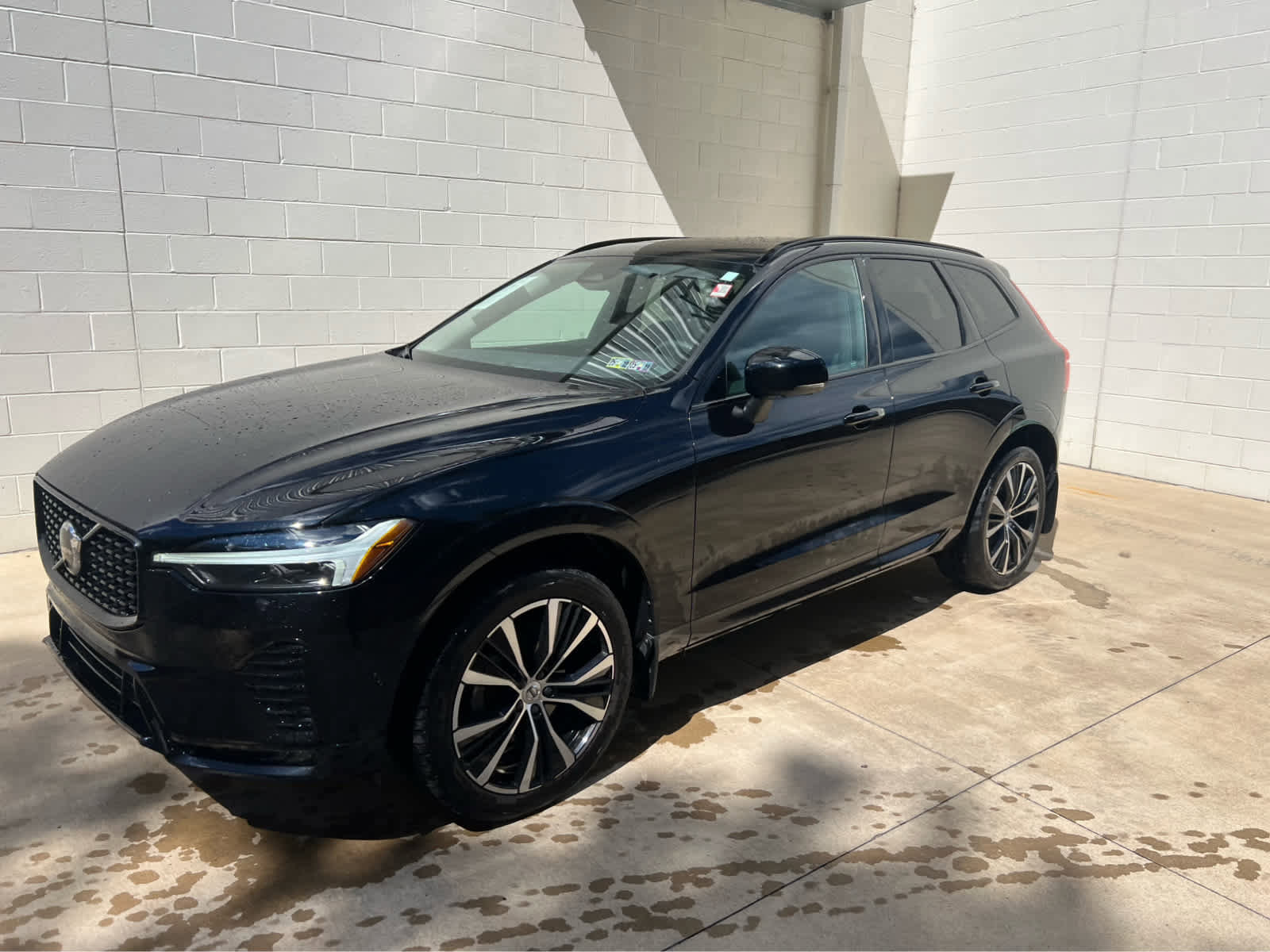 Used 2023 Volvo XC60 B5 Plus image 4