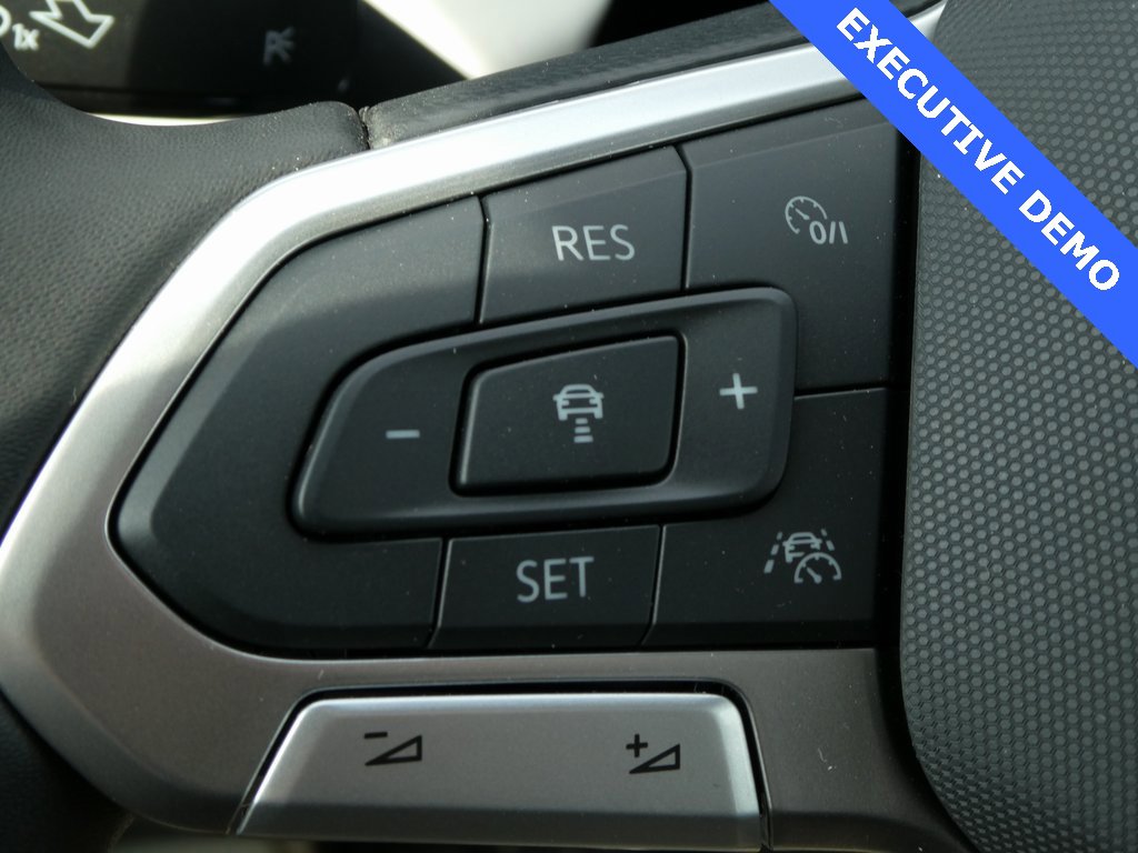 Certified 2025 Volkswagen Taos SE image 19