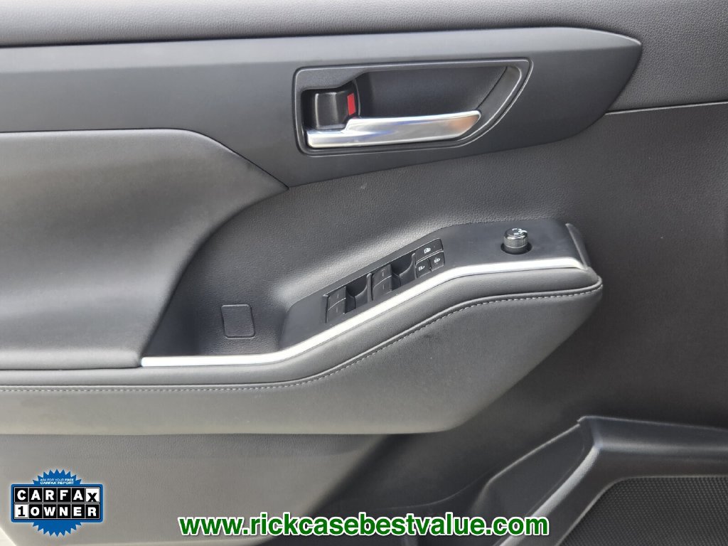 Used 2023 Toyota Highlander XSE FWD image 31