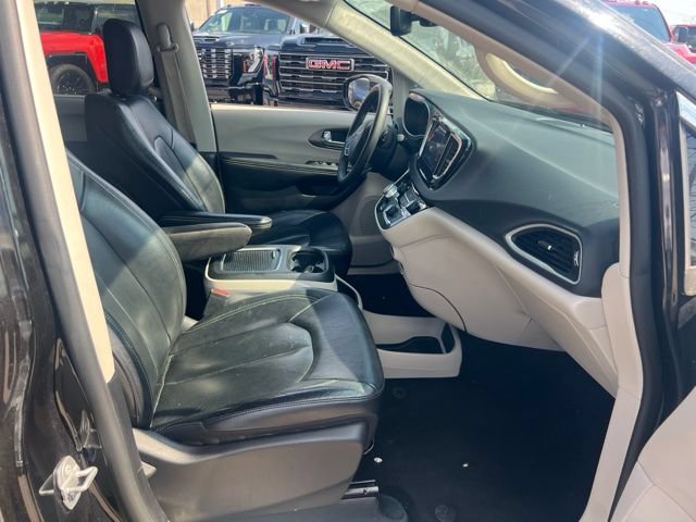 Used 2022 Chrysler Pacifica Touring-L FWD image 6
