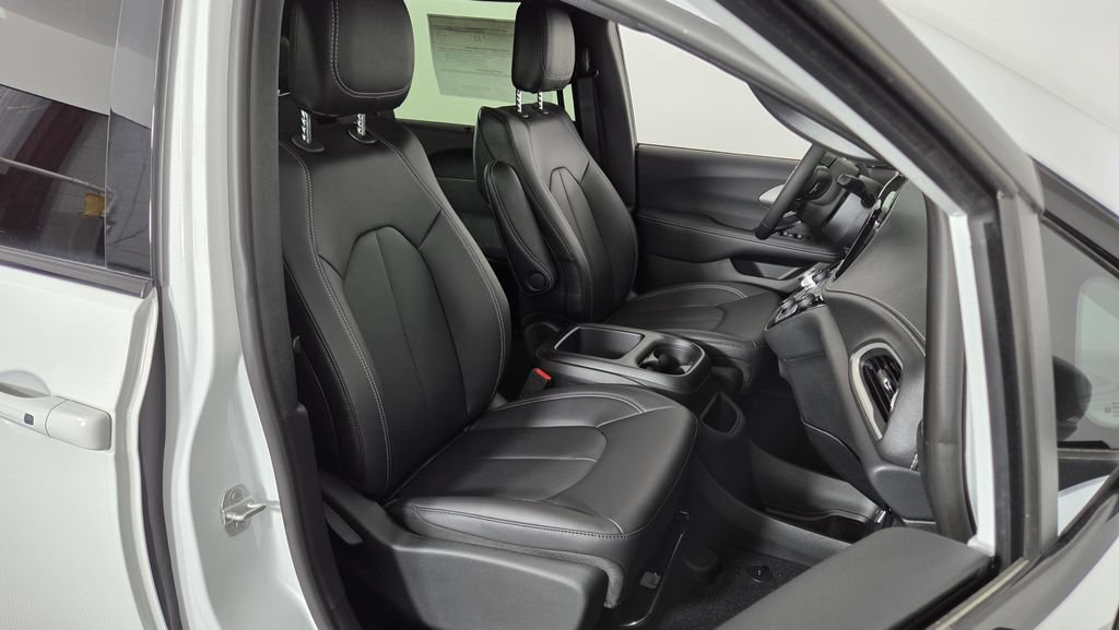 New 2025 Chrysler Pacifica Select w/ Fav Edition Package FWD image 39