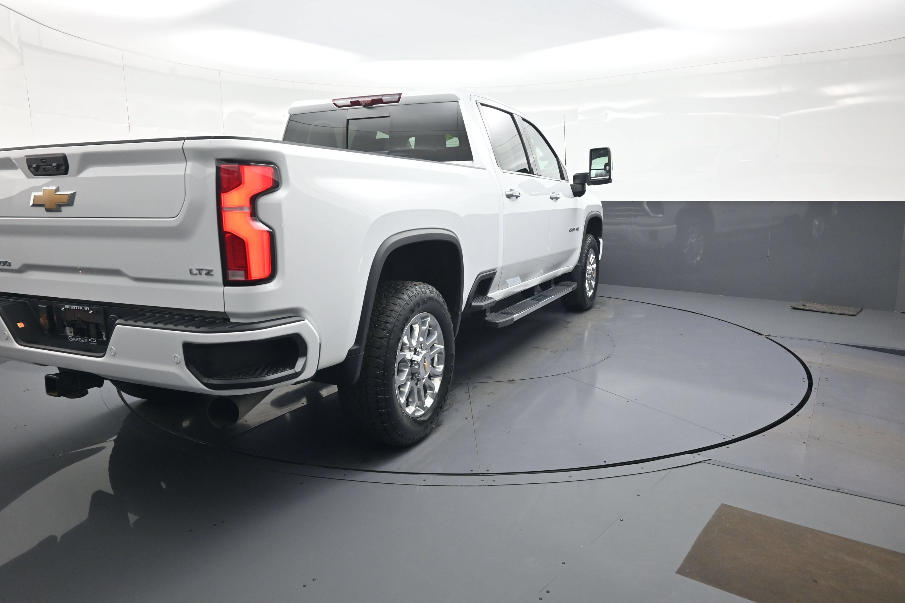 Used 2024 Chevrolet Silverado 2500 LTZ w/ LTZ Plus Package AWD/4WD image 3