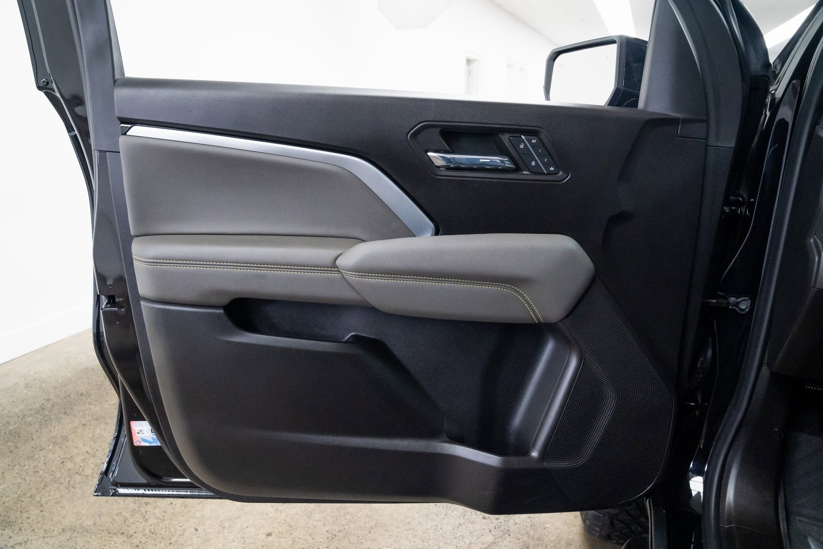 Used 2023 Chevrolet Colorado ZR2 w/ ZR2 Convenience Package III image 16