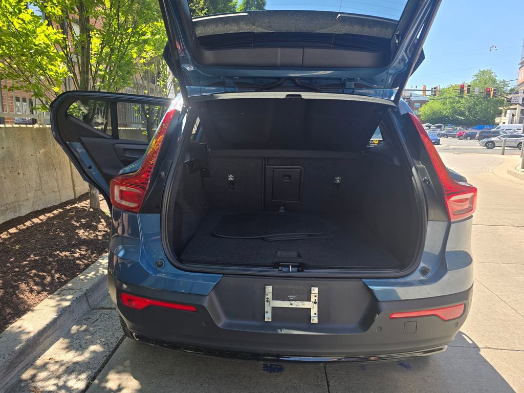 Used 2024 Volvo XC40 B5 Core AWD/4WD image 6