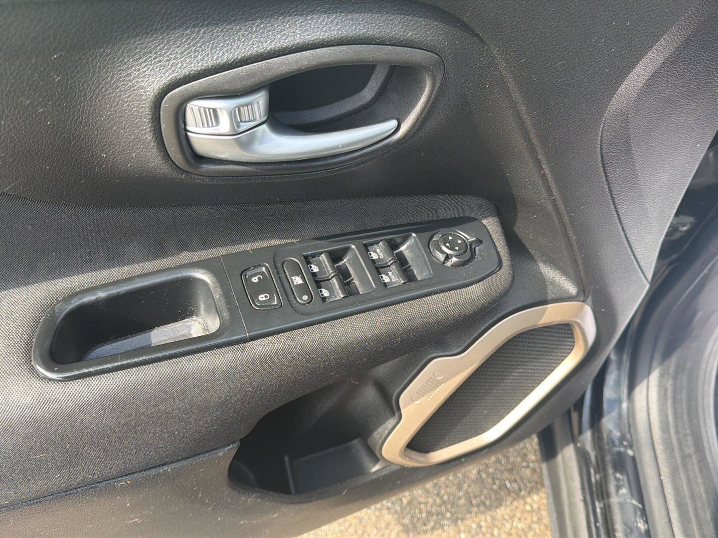 Used 2016 Jeep Renegade Latitude w/ Cold Weather Group image 13