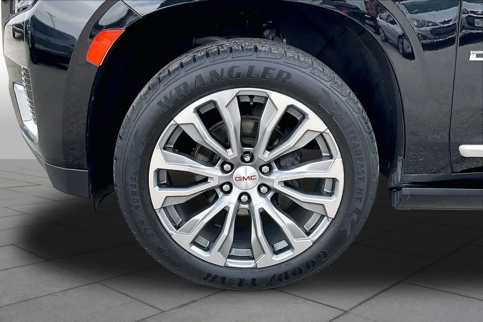 Used 2021 GMC Yukon XL Denali w/ Denali Premium Package AWD/4WD image 11