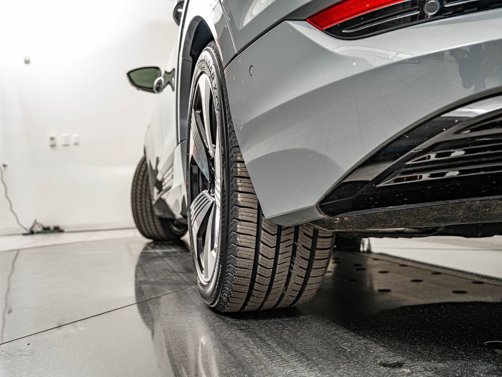 Used 2022 Audi e-tron Premium Plus w/ Premium Plus Package image 45