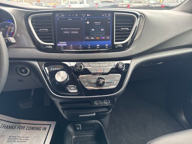 Used 2025 Chrysler Pacifica Select image 17