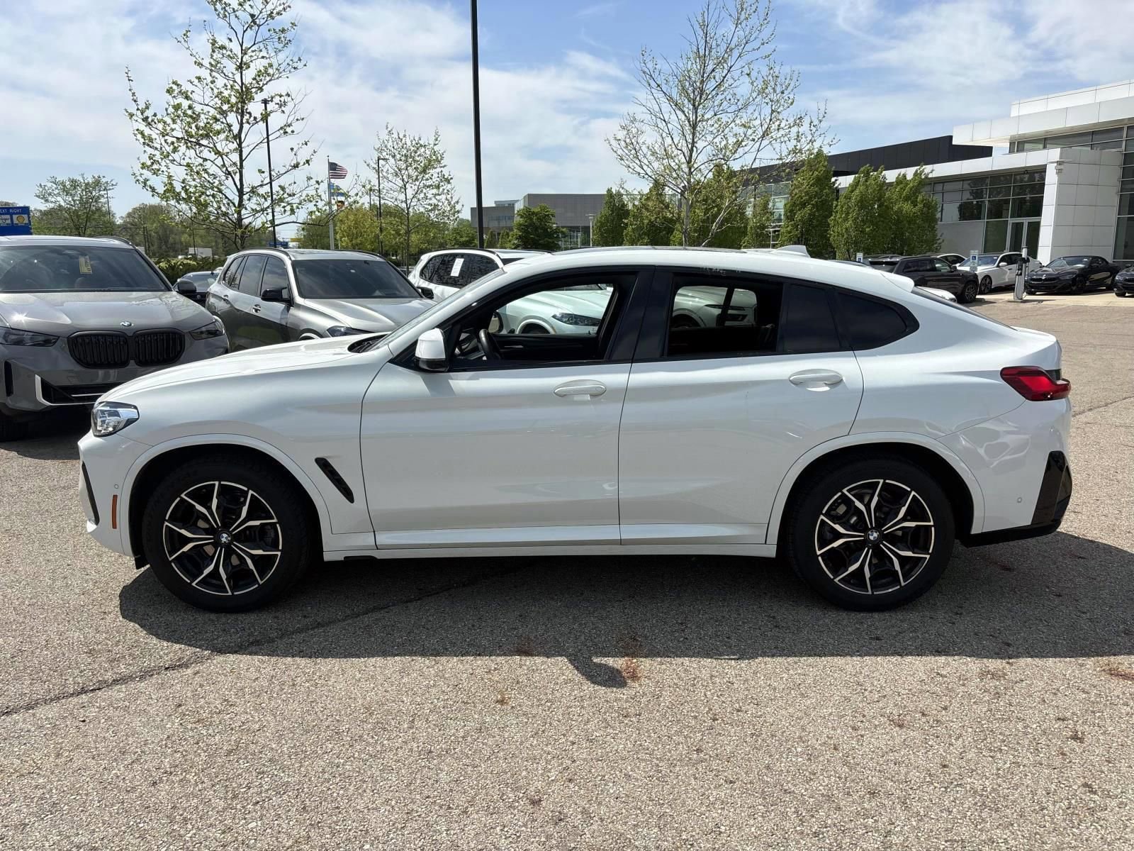 Used 2025 BMW X4 xDrive30i w/ M Sport Package AWD/4WD image 8