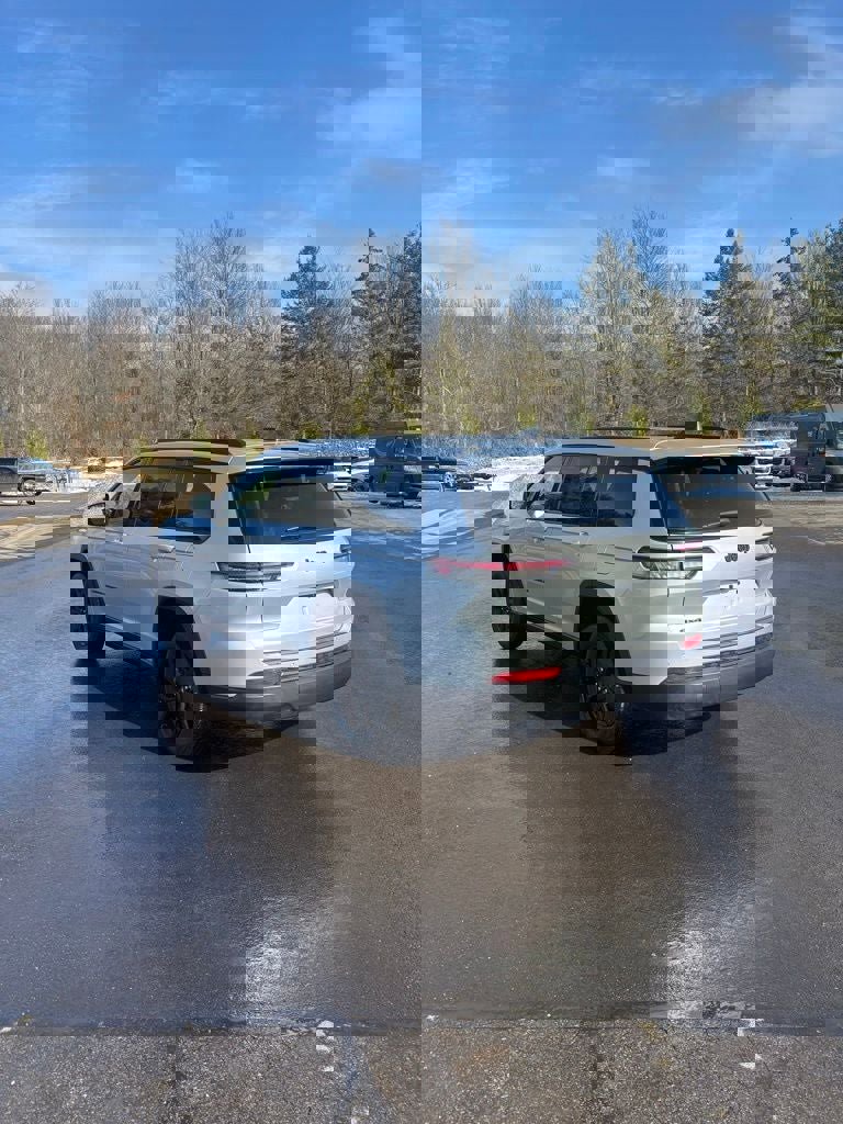 Used 2024 Jeep Grand Cherokee L Laredo image 5