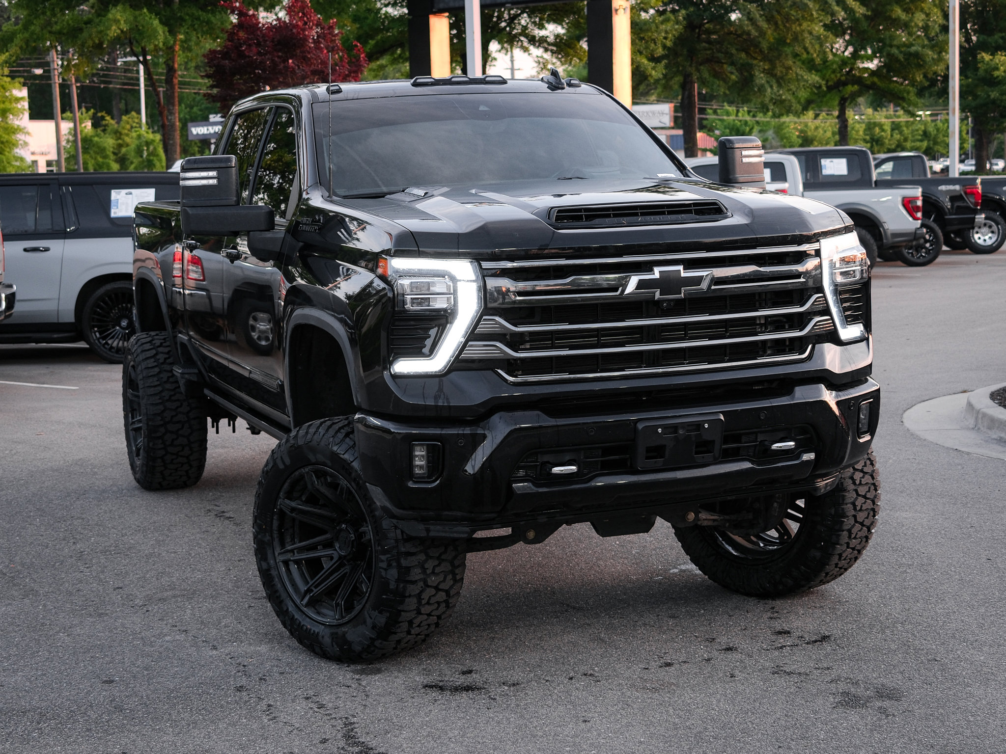 Used 2024 Chevrolet Silverado 3500 High Country w/ High Country Premium Package AWD/4WD image 3