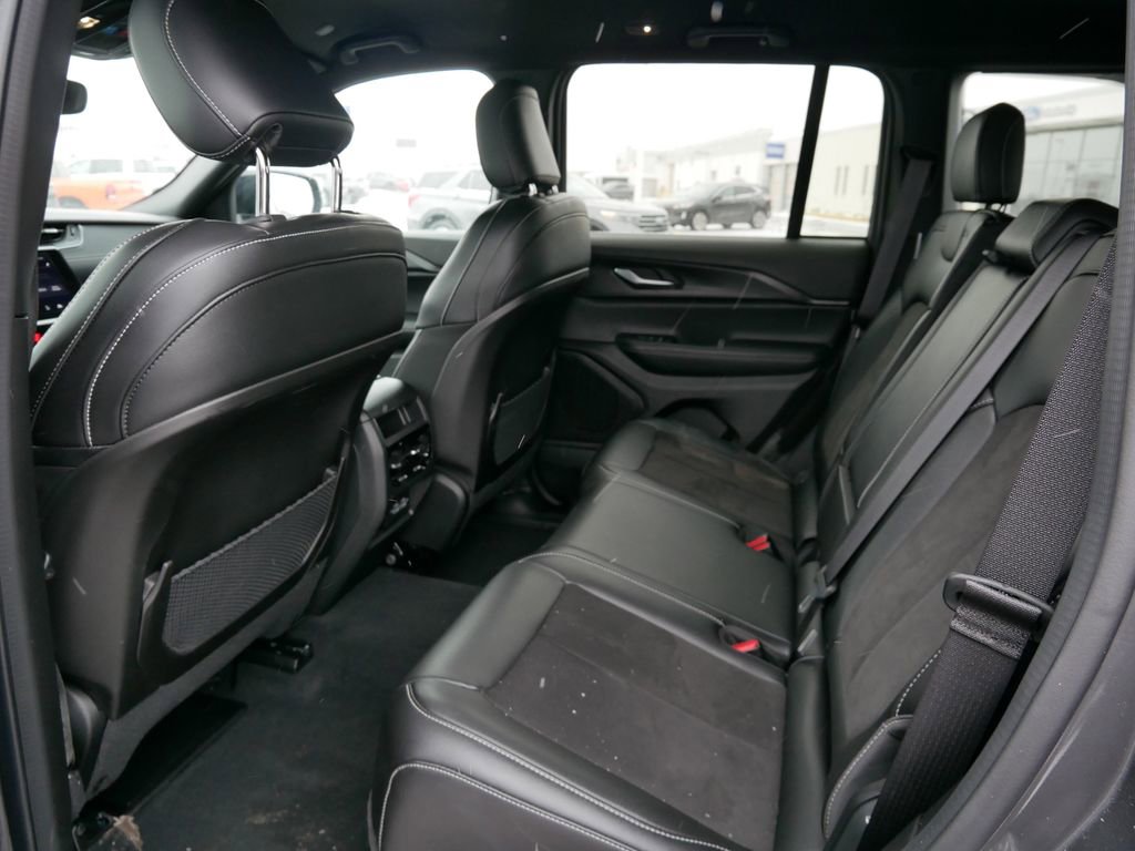 Used 2024 Jeep Grand Cherokee Altitude image 12