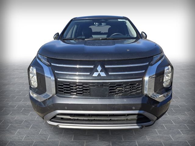 Used 2025 Mitsubishi Outlander SE image 2