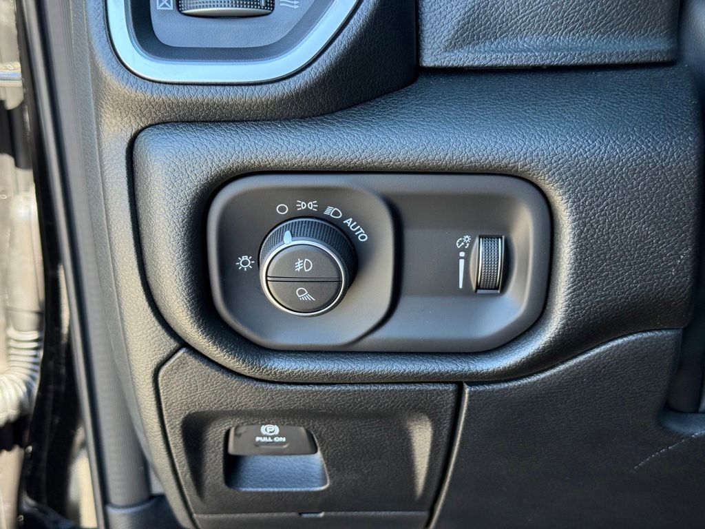 New 2026 RAM 1500 Express AWD/4WD image 18