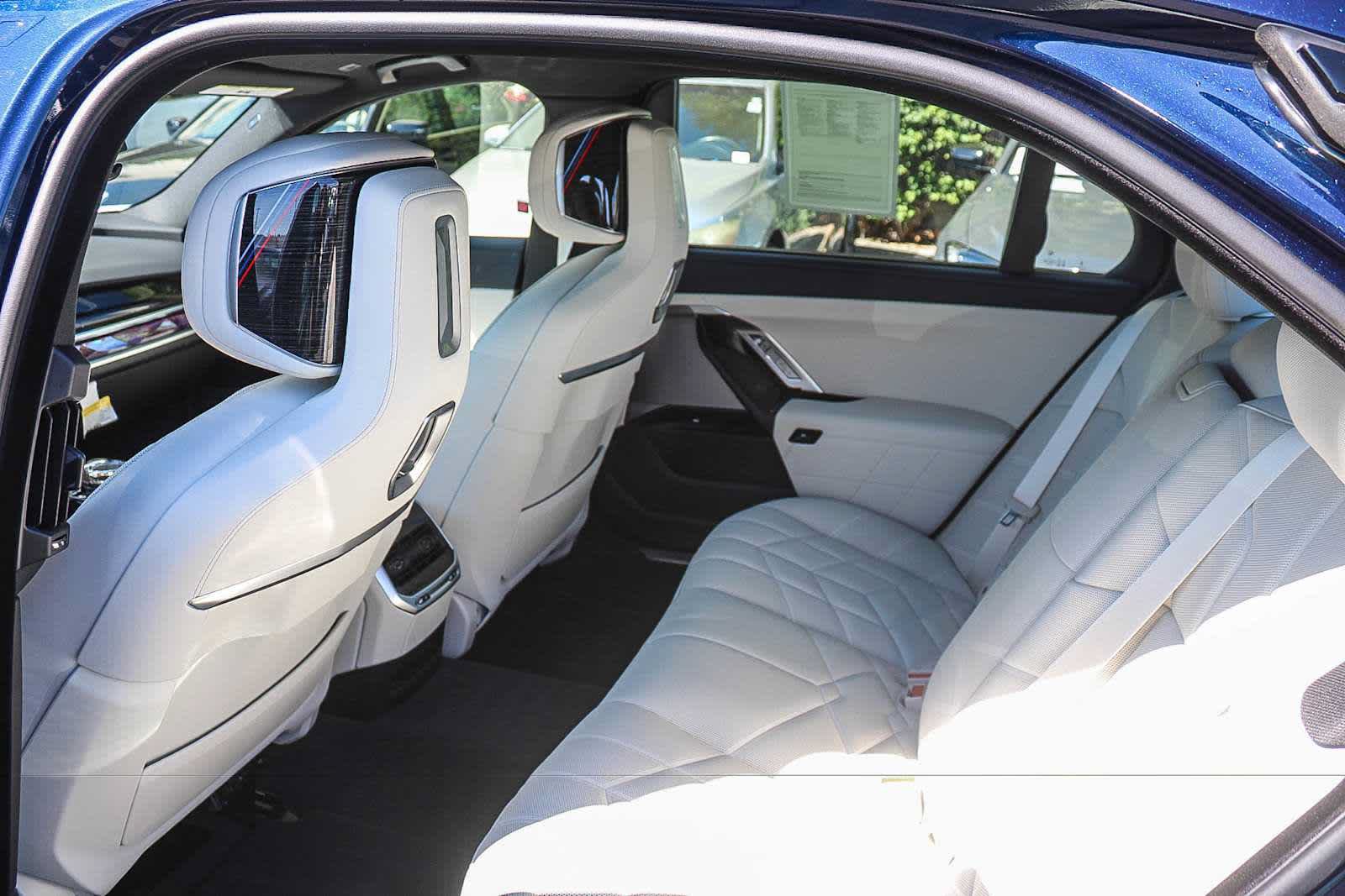 Used 2026 BMW 750e xDrive AWD/4WD image 17