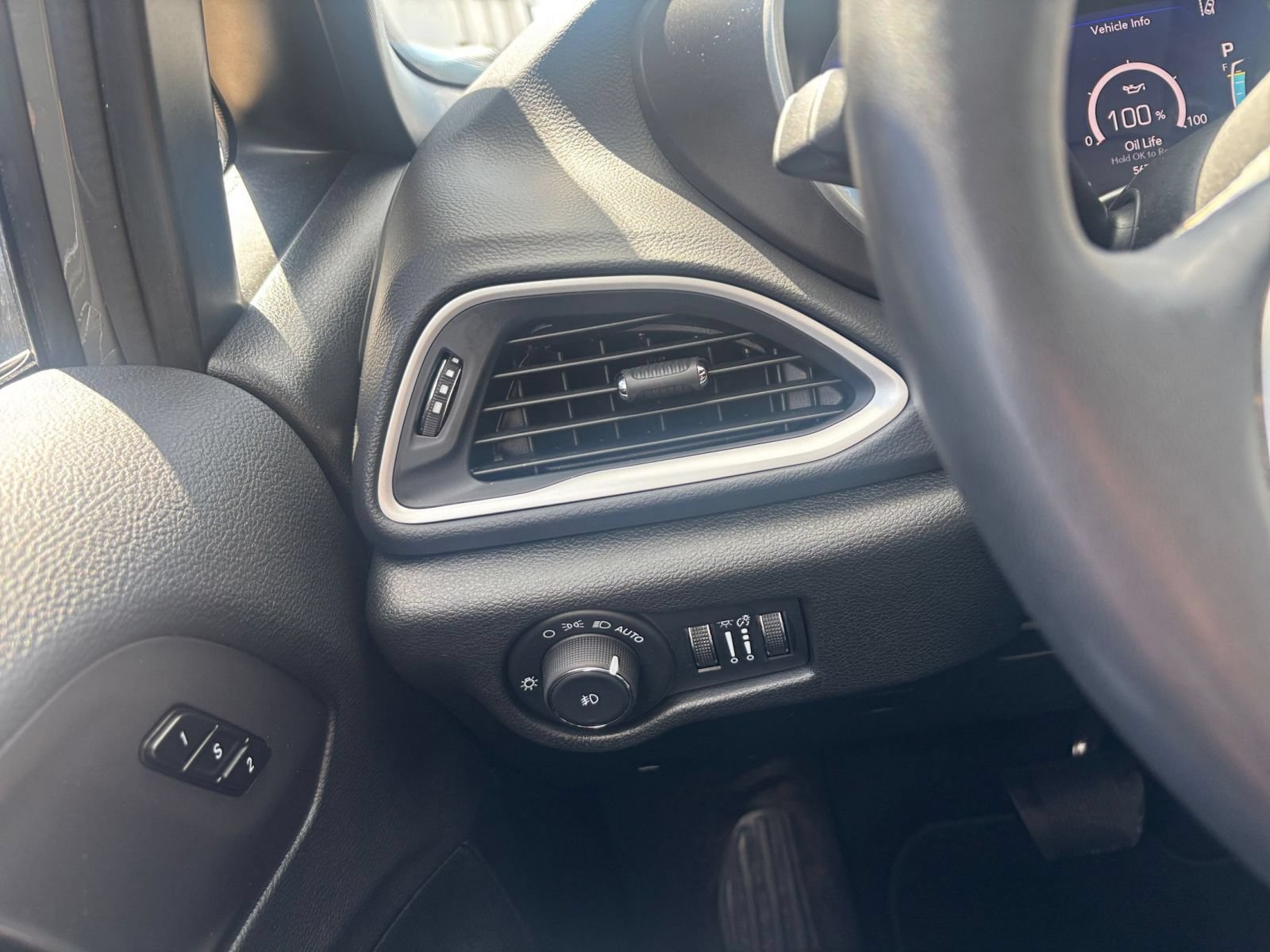 Used 2025 Chrysler Pacifica Select FWD image 36