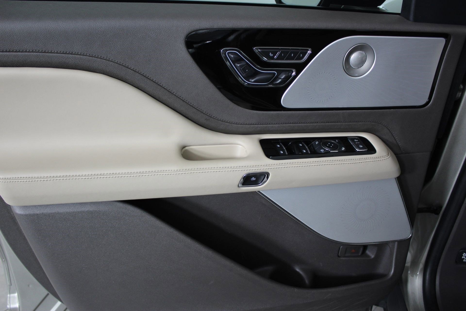 Used 2023 Lincoln Aviator Reserve w/ Equipment Group 201A image 12