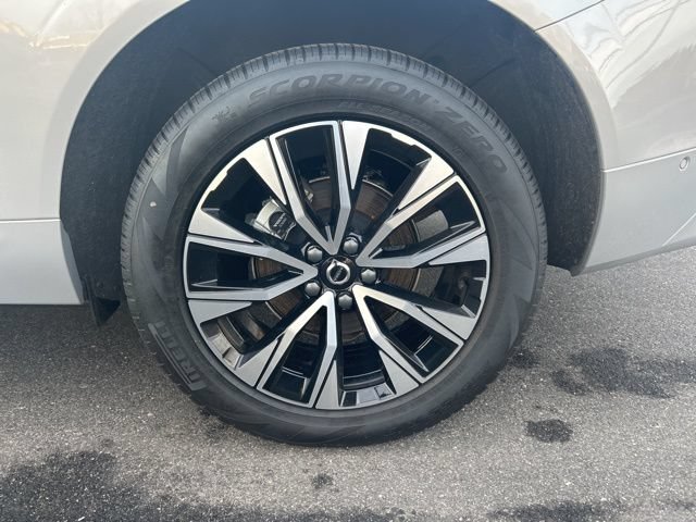 Certified 2025 Volvo XC60 B5 Plus AWD/4WD image 9