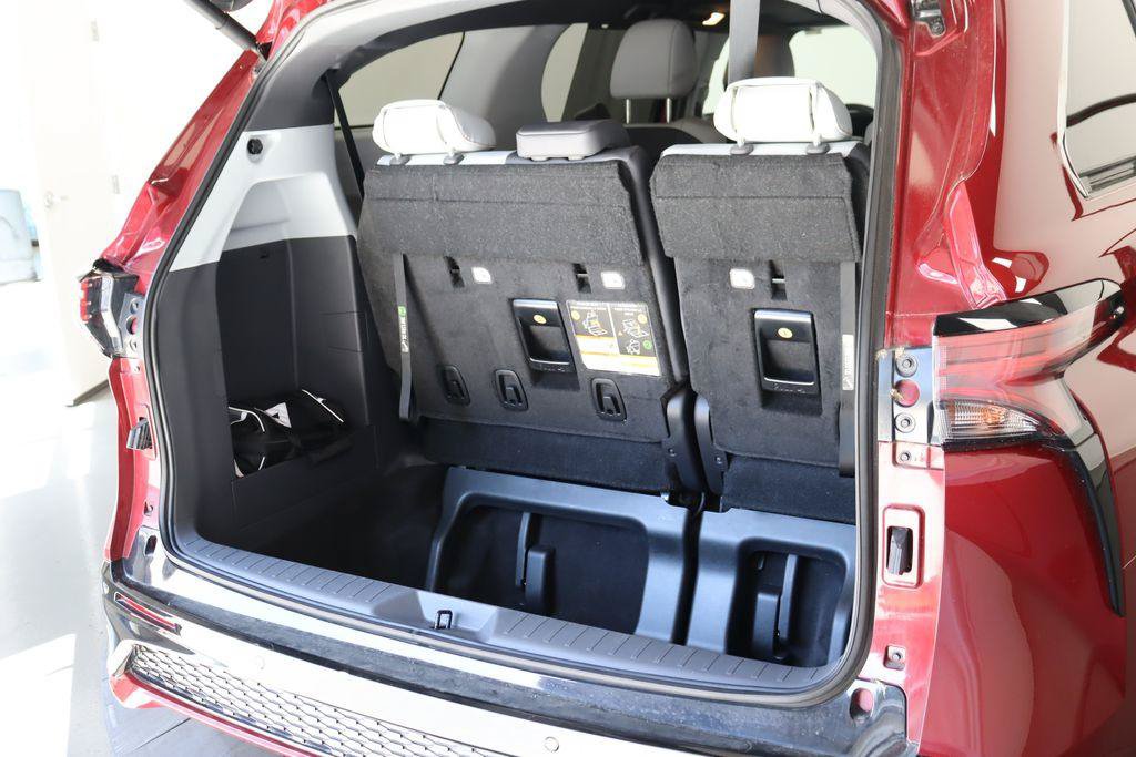 Used 2023 Toyota Sienna XSE w/ XSE Plus Package FWD image 24
