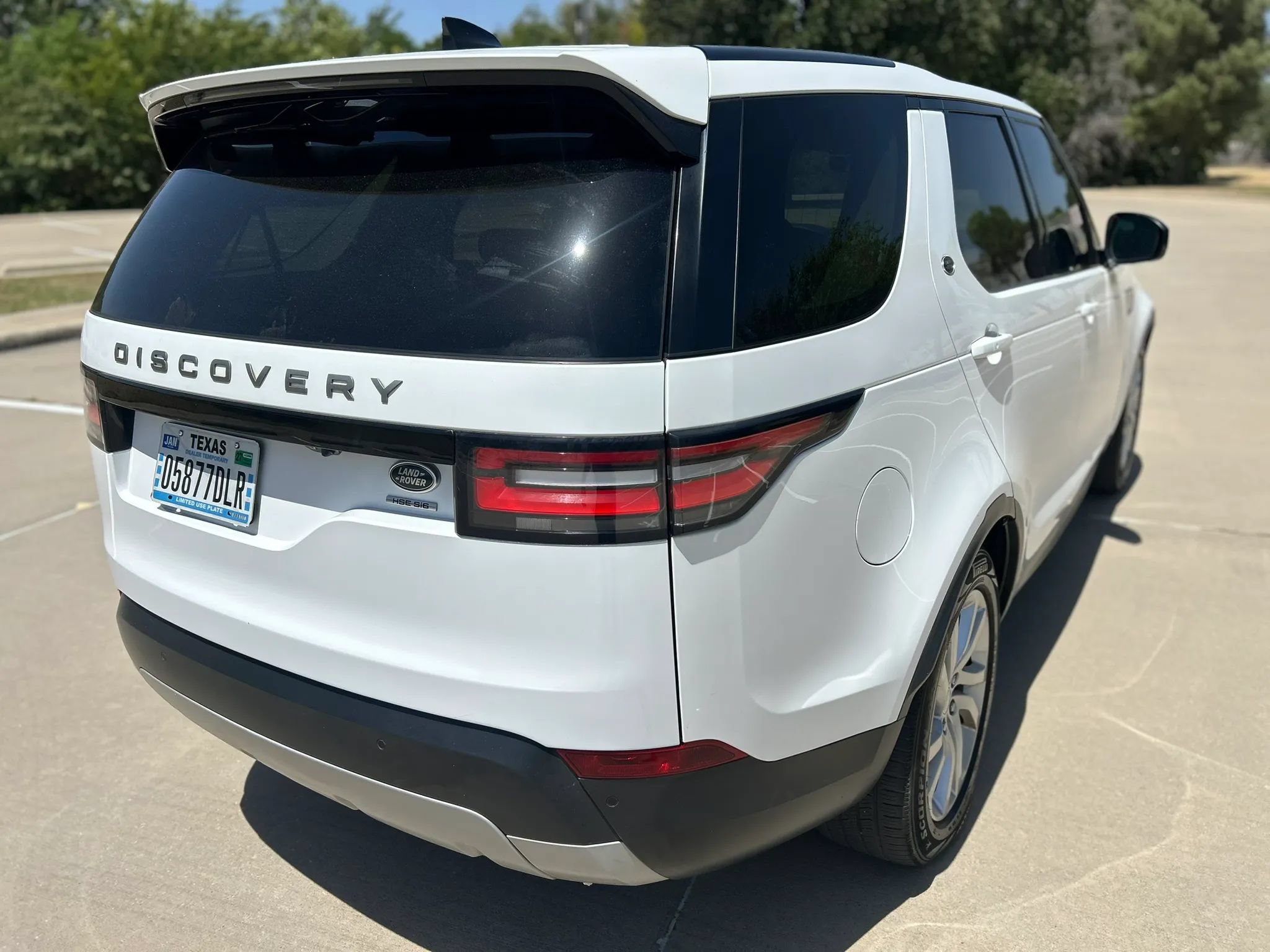 Used 2018 Land Rover Discovery HSE AWD/4WD image 6