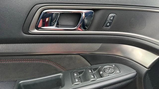 Used 2018 Ford Explorer XLT w/ Equipment Group 202A AWD/4WD image 11