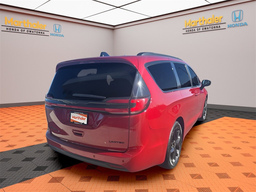 Used 2025 Chrysler Pacifica Limited image 5