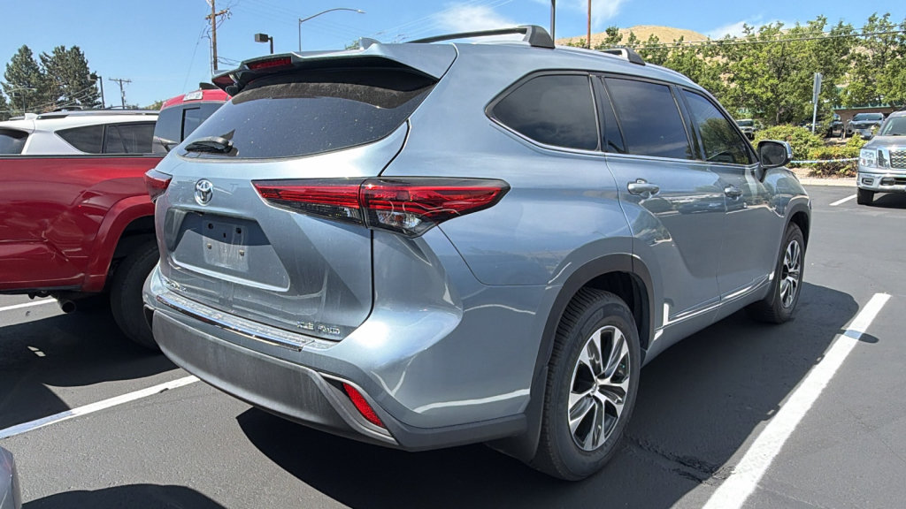 Used 2022 Toyota Highlander XLE AWD/4WD image 2