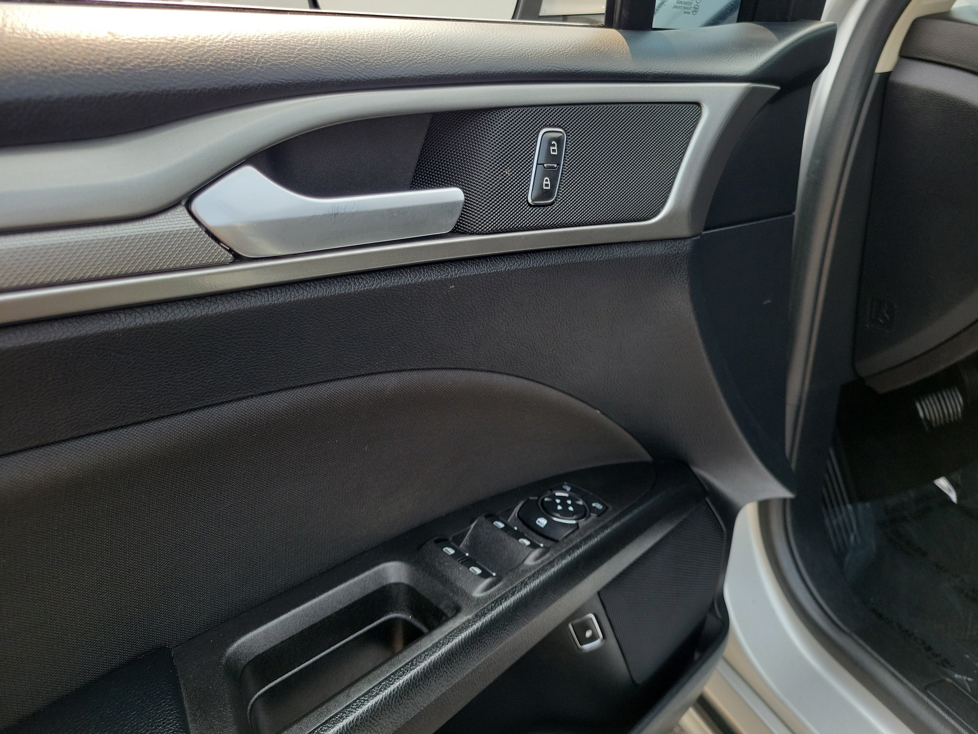 Used 2018 Ford Fusion SE FWD image 18