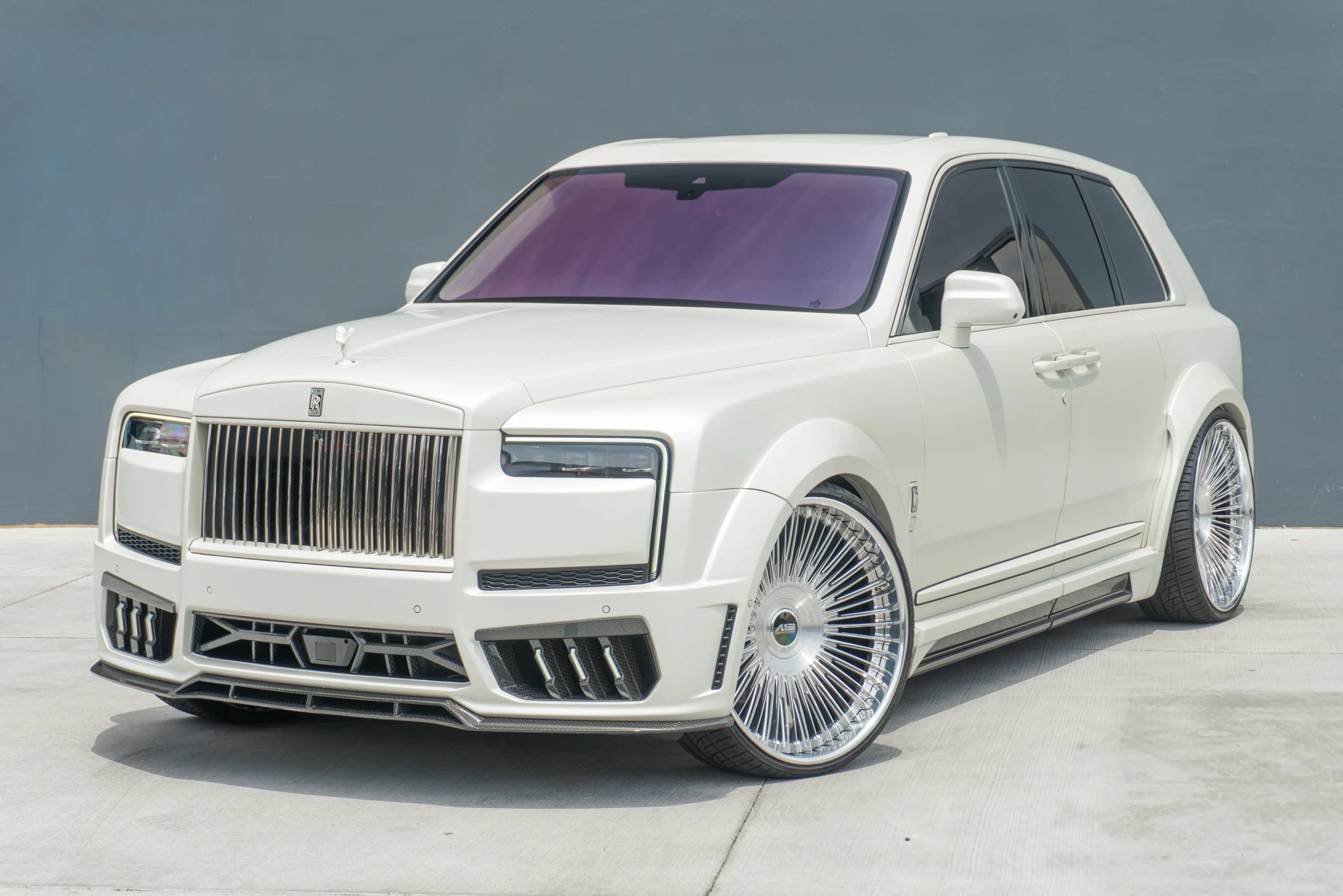 Used 2025 Rolls-Royce Cullinan AWD/4WD image 3
