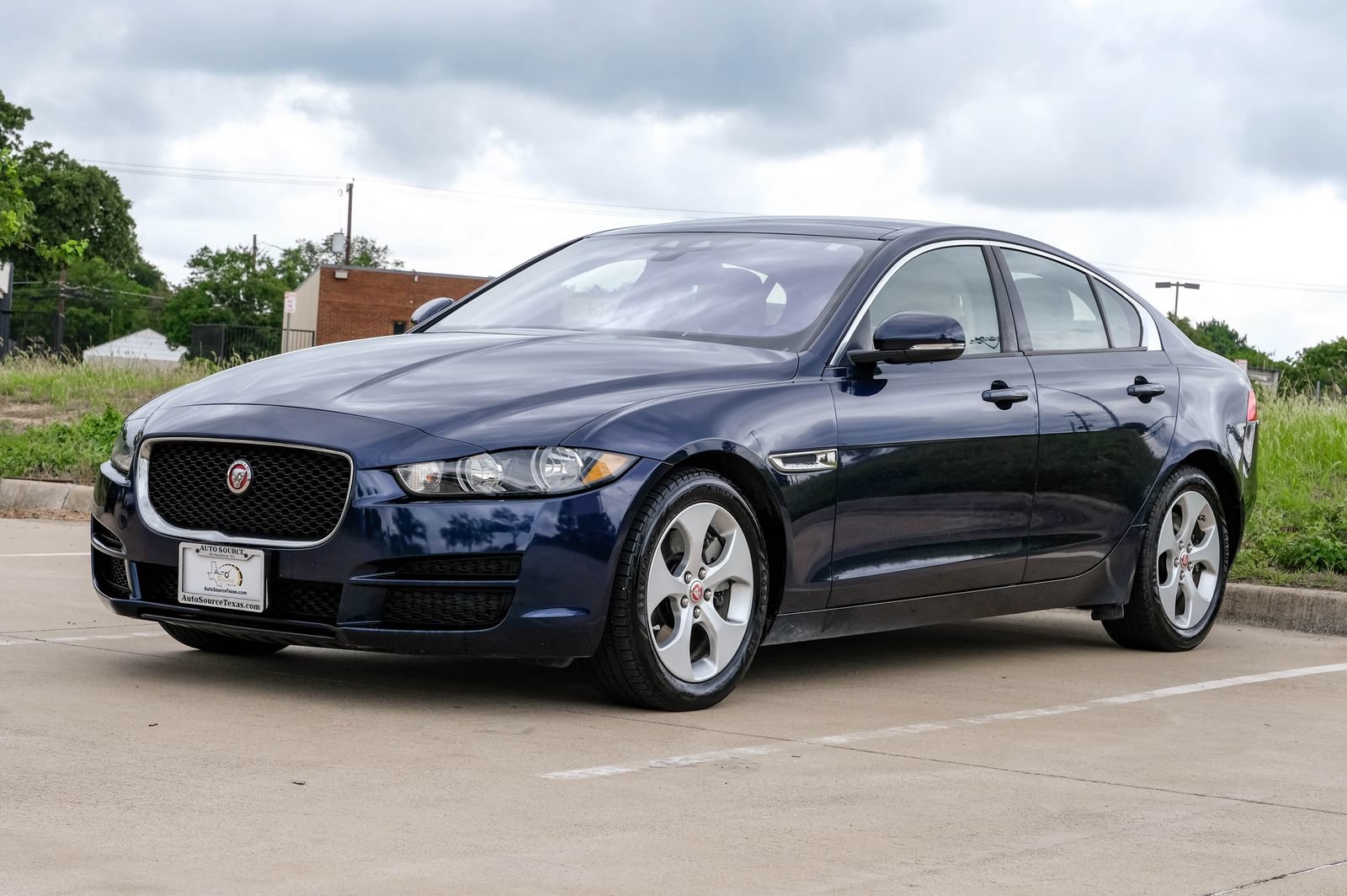 Used 2017 Jaguar XE RWD image 7