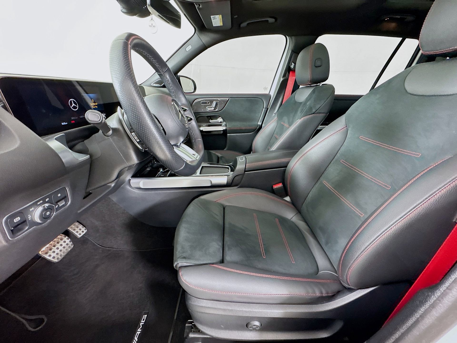 Certified 2025 Mercedes-Benz GLB 35 AMG 4MATIC image 21