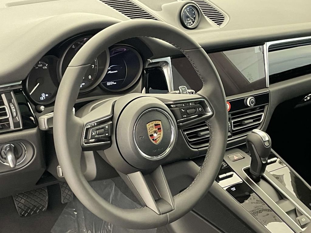 New 2025 Porsche Macan Base image 4