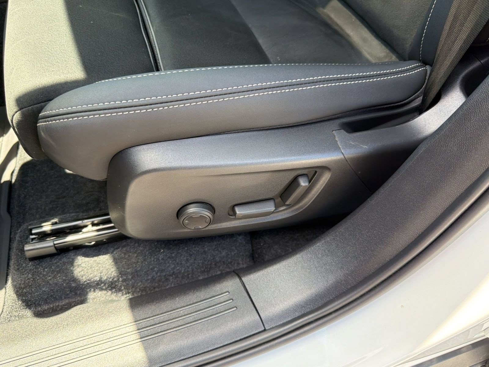 Certified 2024 Volvo C40 P8 Recharge Ultimate w/ Protection Package Premier RWD image 13