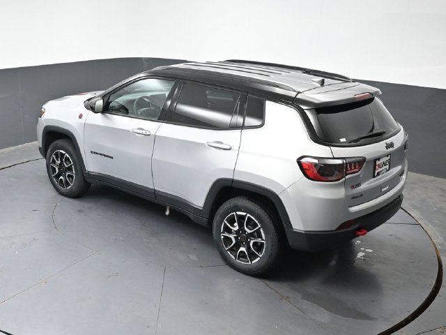 Used 2025 Jeep Compass Trailhawk AWD/4WD image 40