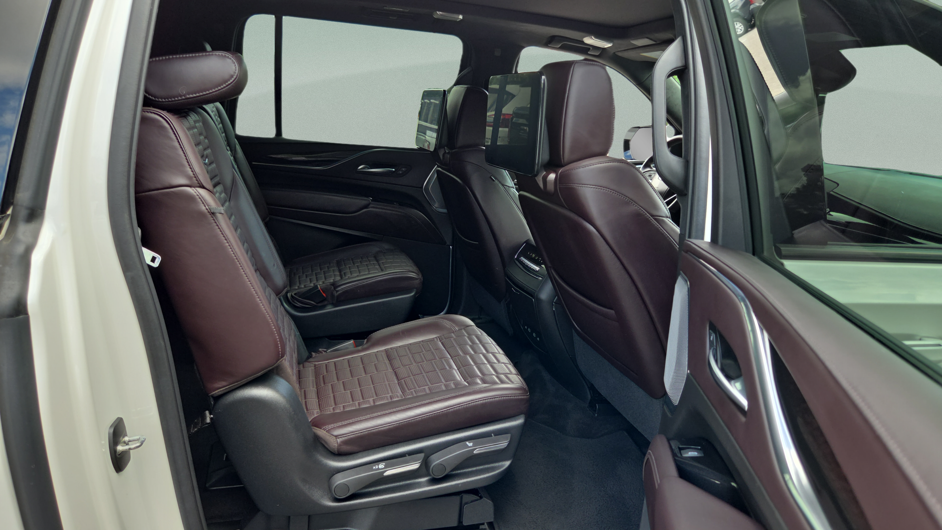 Used 2021 Cadillac Escalade ESV Sport Platinum w/ Heavy-Duty Trailer Package AWD/4WD image 15