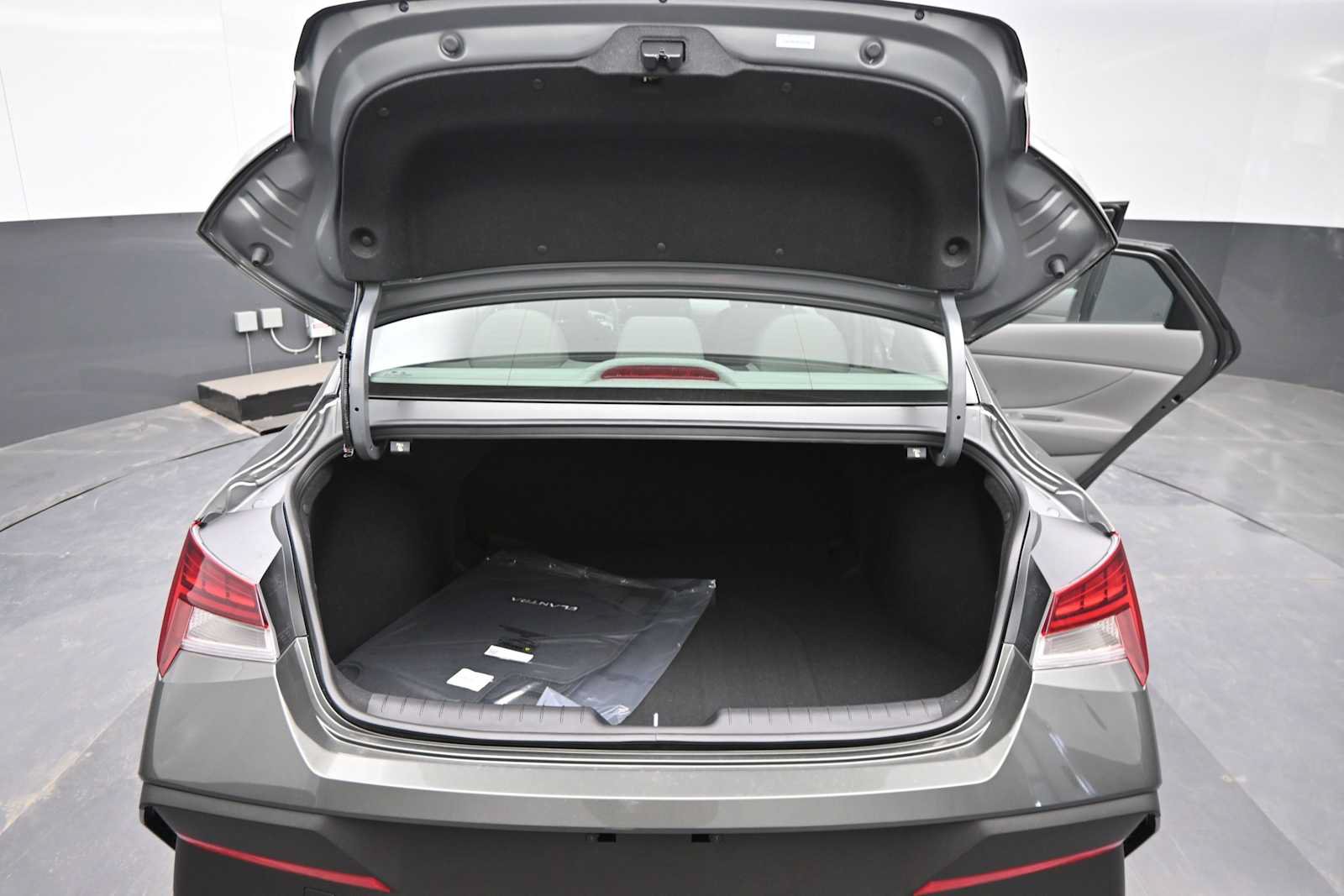 New 2026 Hyundai Elantra Hybrid FWD image 13