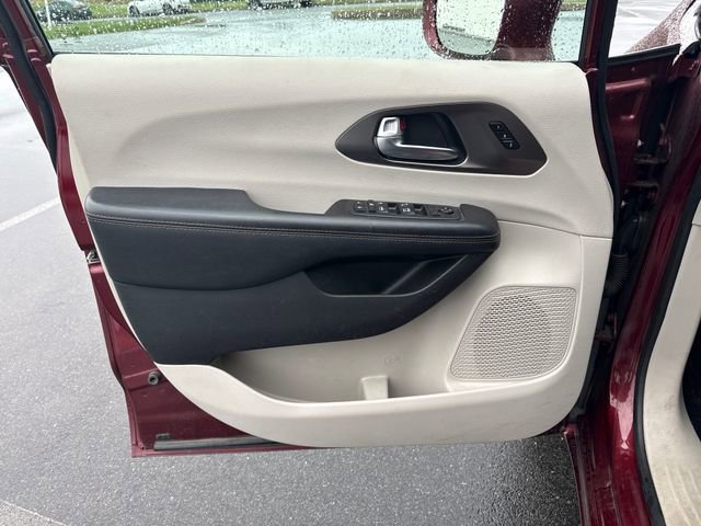 Used 2020 Chrysler Pacifica Touring-L w/ Advanced Safetytec Group FWD image 23