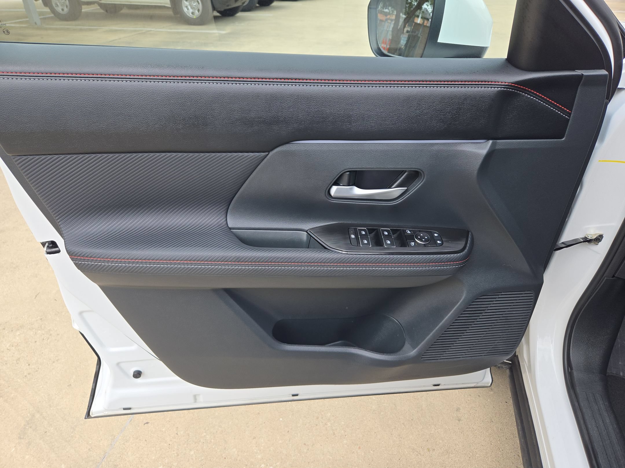 Certified 2025 Nissan Kicks SR FWD image 11