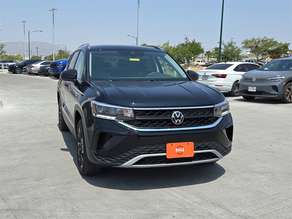 Used 2024 Volkswagen Taos SE image 2